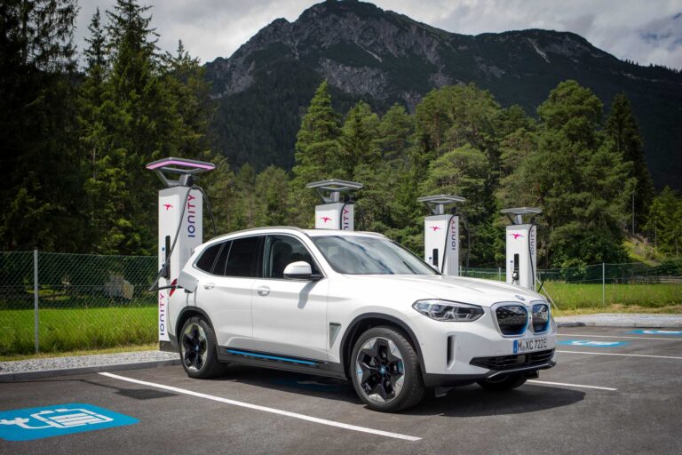 BMW Charging: elektromos BMW egy IONITY gyorstöltő állomáson