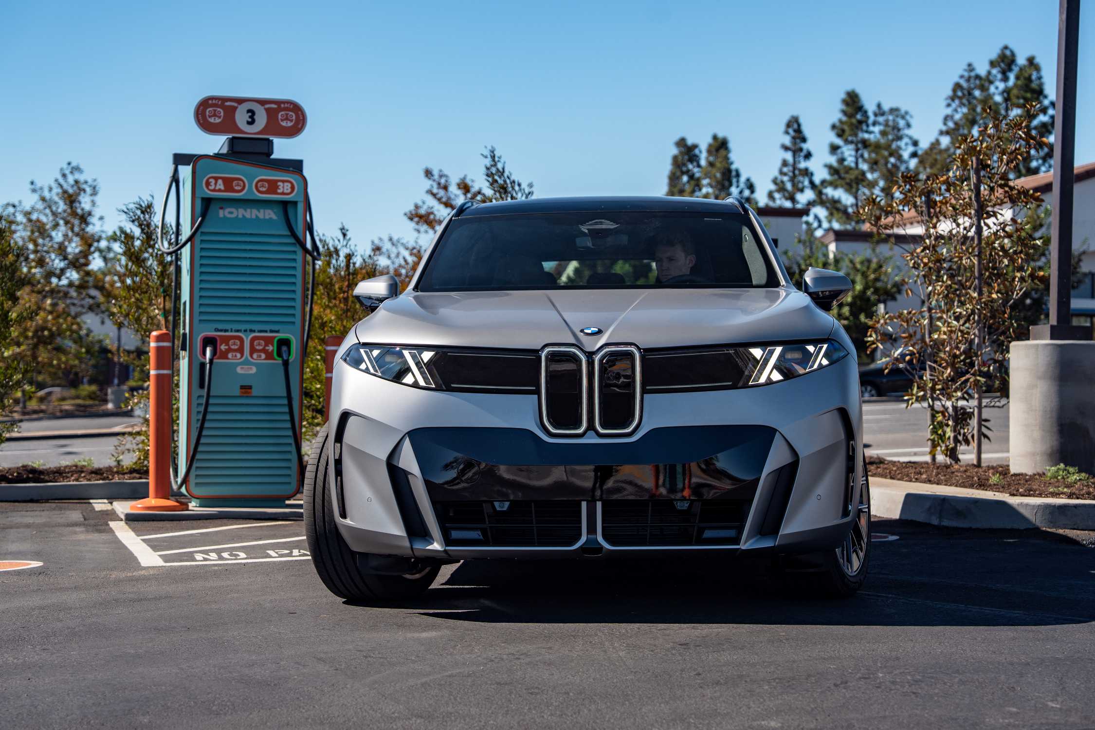 BMW hírek a 43. hétről: az új BMW iX5, amely 460 kW-tal tölt, hivatalos sajtófotó