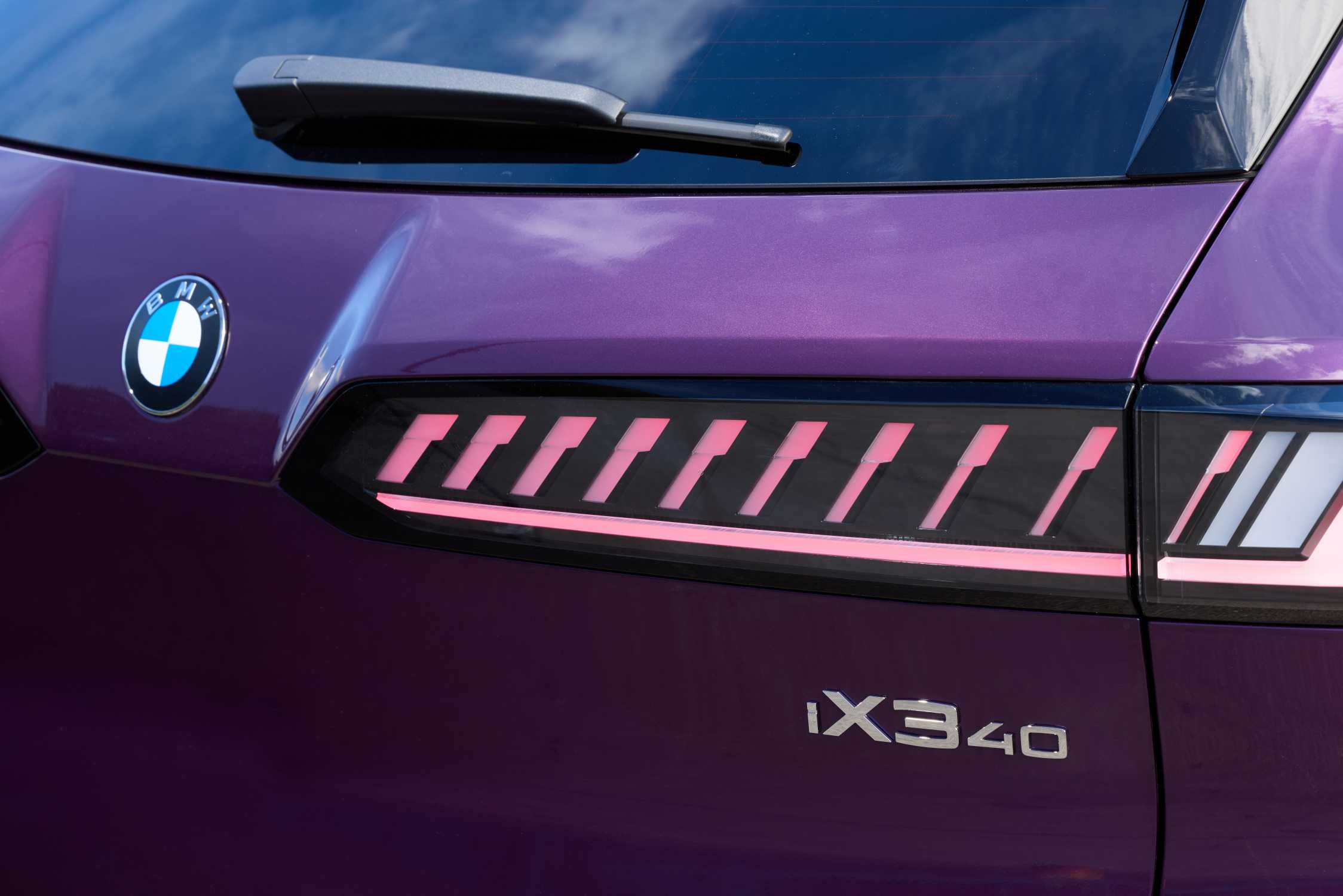 BMW iX3 40 Individual Twilight Purple fényezésben, a brit sajtófotó-sorozatból