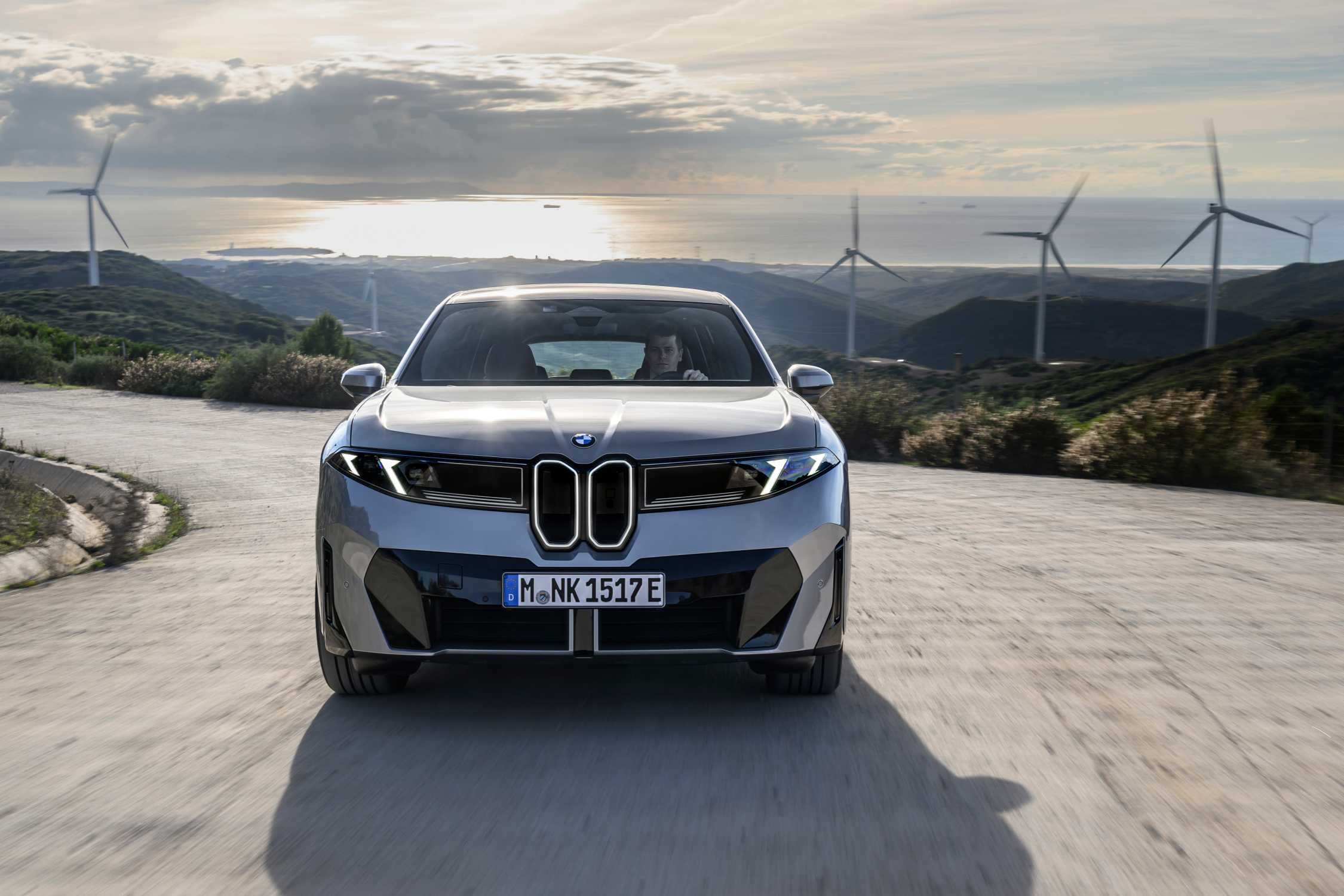 BMW iX3 50 xDrive Space Silver színben, hivatalos sajtófotó