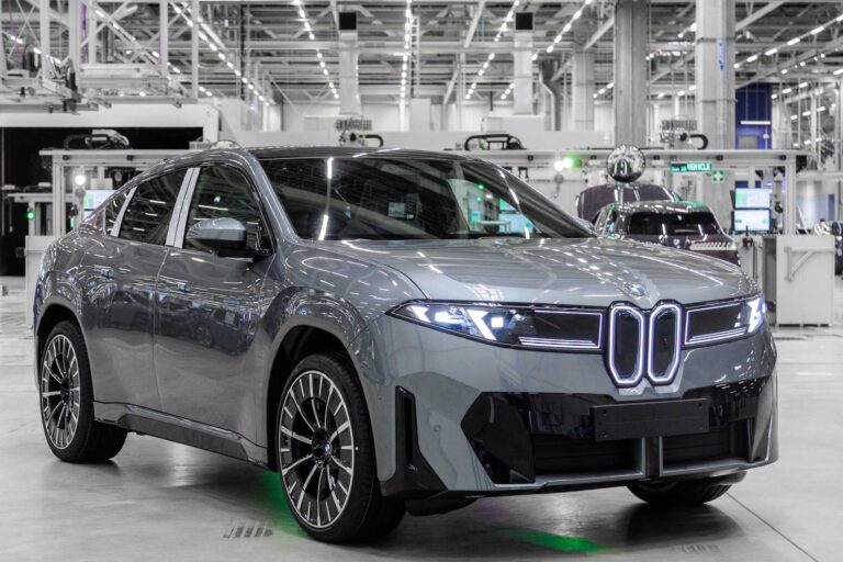 Az új BMW iX4 a BMW Group debreceni gyárában