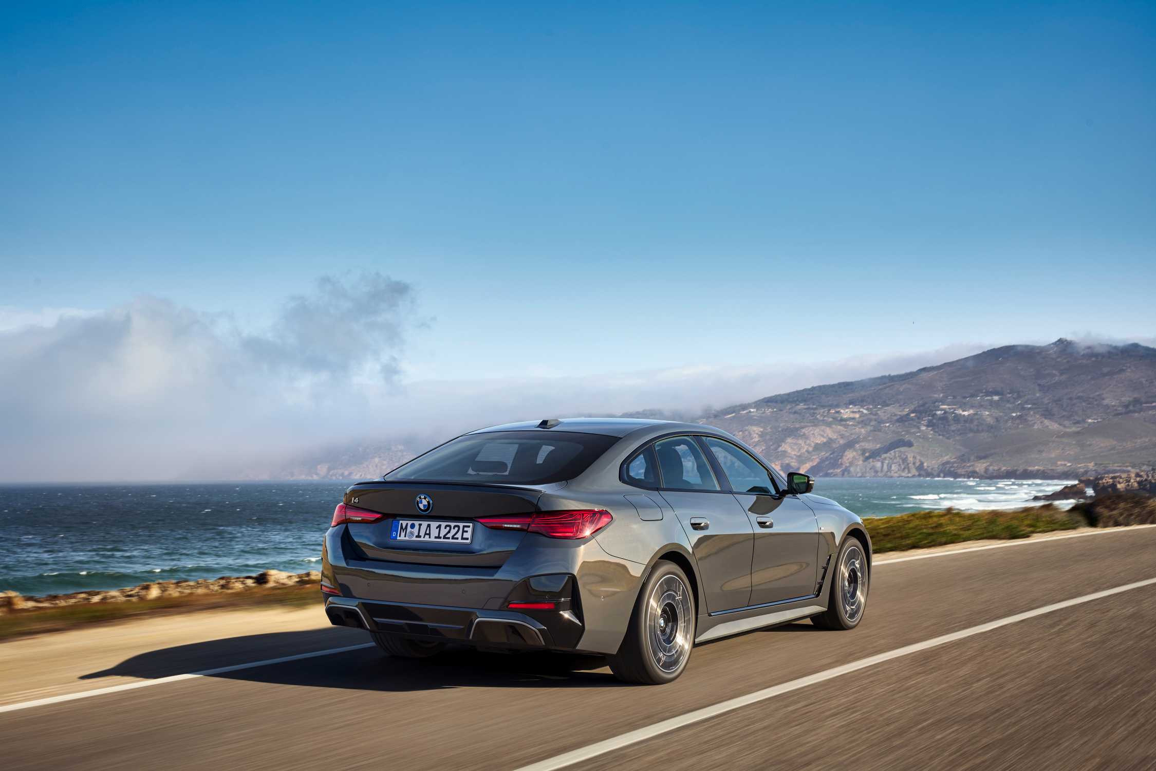 BMW rekuperáció: BMW i4 eDrive40 tengerparti úton