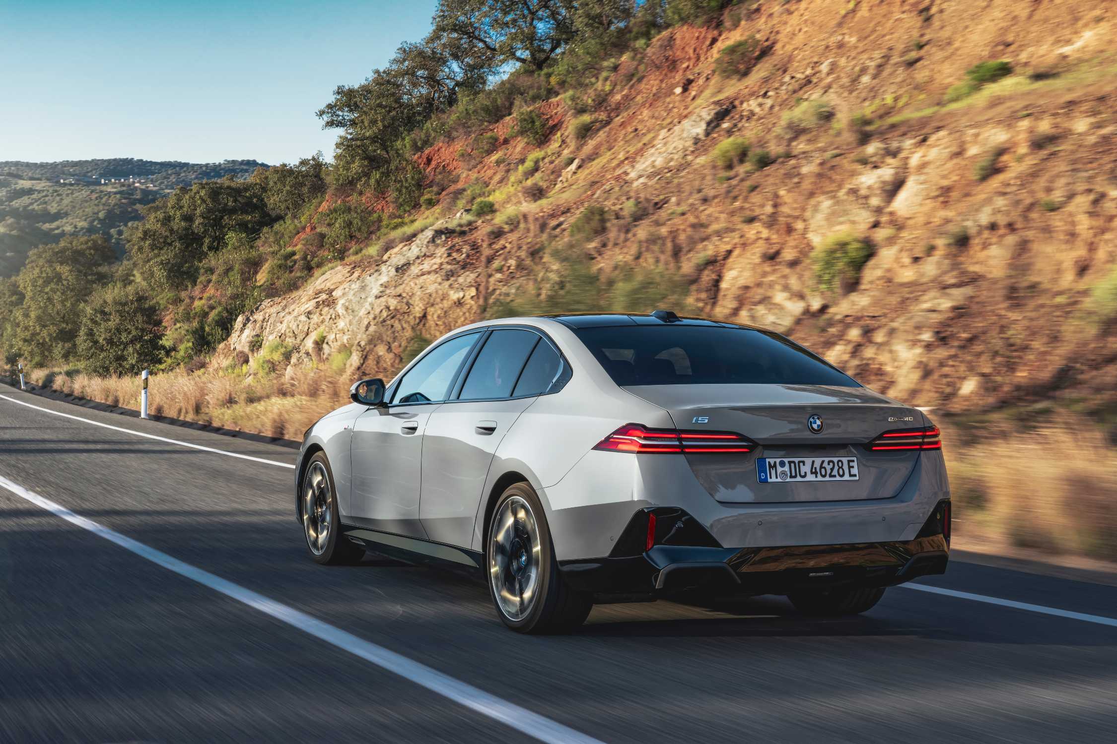 BMW szerviz elektromos autón: a BMW i5 eDrive40 menet közben