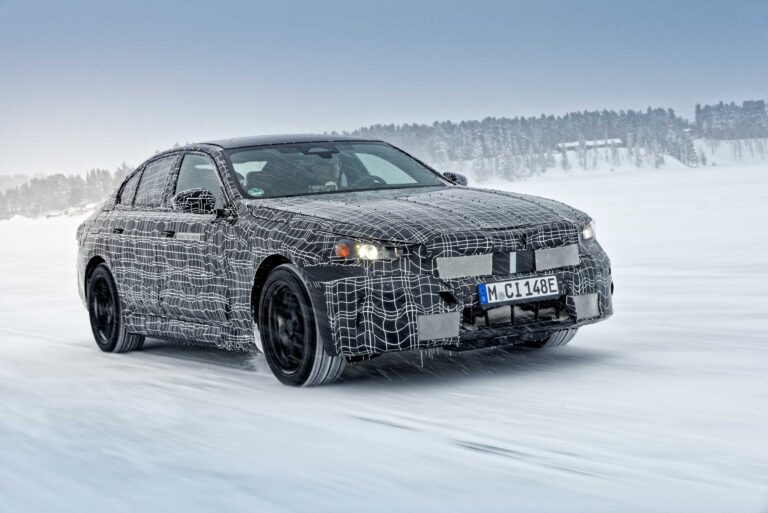BMW téli hatótáv: a BMW i5 prototípusa téli teszten a svédországi Arjeplogban